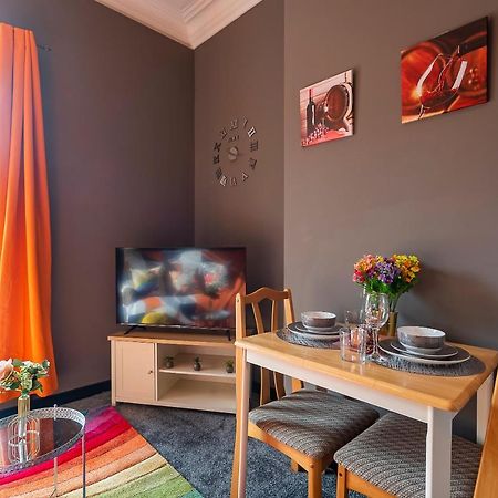 Art-Filled Bohemian 1 Bedroom Apt 2 Beds Colourful Praise Inn Apartment Kingston upon Hull Esterno foto