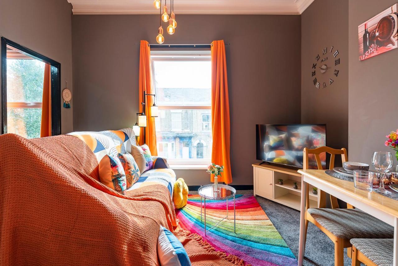 Art-Filled Bohemian 1 Bedroom Apt 2 Beds Colourful Praise Inn Apartment Kingston upon Hull Esterno foto